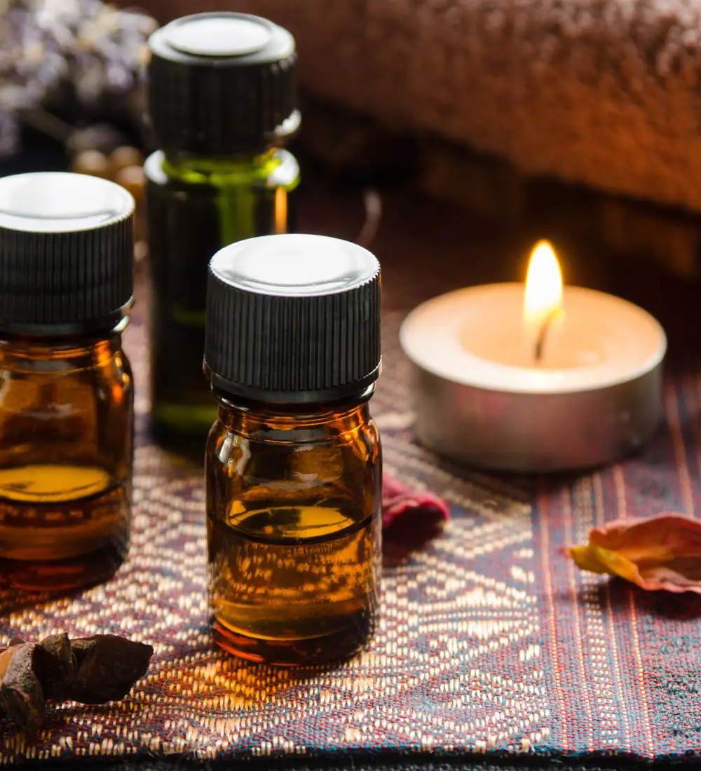 Aceites esenciales y vela para aromaterapia