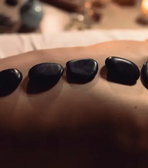 Masaje con Piedras Calientes (Estilo Tailandés
