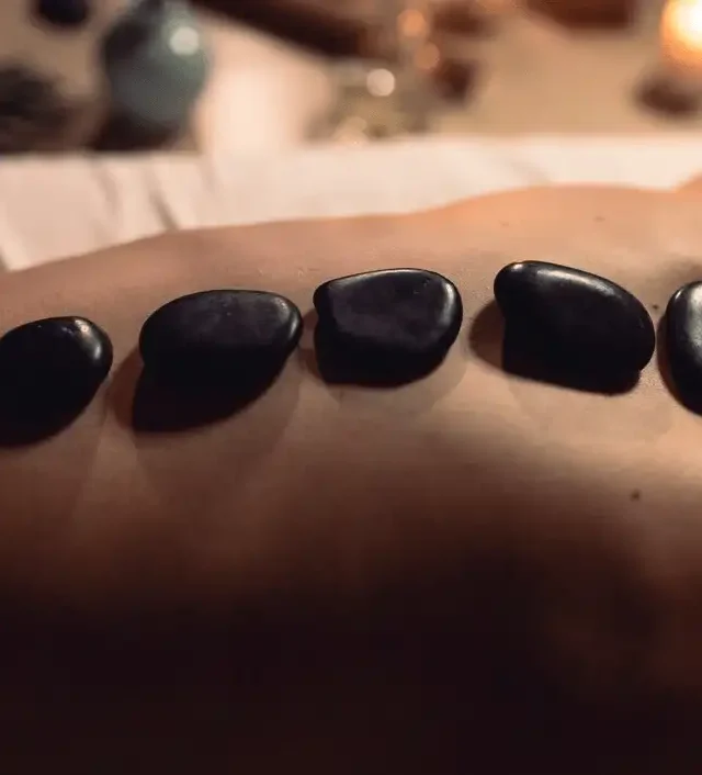 Masaje con Piedras Calientes (Estilo Tailandés
