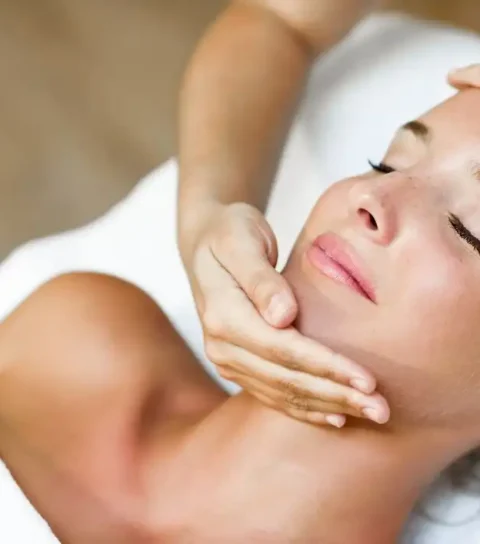 Masaje tailandés con aceite 60 mins + tratamiento facial exprés 30mins 110€ (90mins)