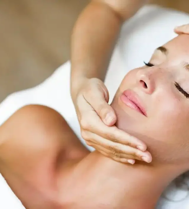 Masaje tailandés con aceite 60 mins + tratamiento facial exprés 30mins 110€ (90mins)