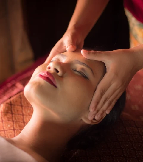woman-getting-massage-her-facemujer-recibiendo-un-masaje-en-la-cara
