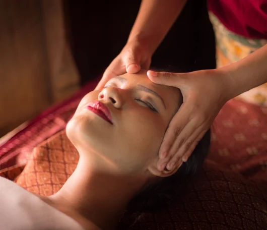 woman-getting-massage-her-facemujer-recibiendo-un-masaje-en-la-cara